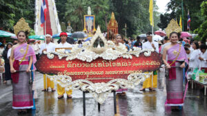 คณะศรัทธาเนืองแน่ตักบาตรเทโวฯวัดพระธาตุช่อแฮฯ