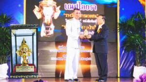 ‘ชณภพ ไกรศักดิ์’ รับโล่รางวัลต้นแบบคุณค่าของสังคม