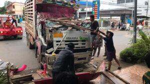 รถพ่วงบรรทุกไม้หลับในพุ่งชนร้านพังยับ 3 แยกไฟแดง อ.เด่นชัย