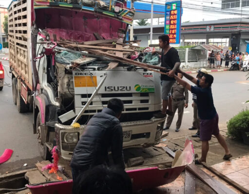 รถพ่วงบรรทุกไม้หลับในพุ่งชนร้านพังยับ 3 แยกไฟแดง อ.เด่นชัย