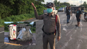 กระบะบรรทุกแตงโมยางระเบิดพลิกคว่ำ