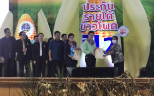 เกษตรกร จ.แพร่ ปลื้มใจ จุรินทร์ฯ มอบเช็คชำระหนี้-คืนโฉนดที่ดิน