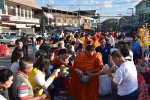 เทศบาลเมืองแพร่ ขอเชิญร่วมทำบุญตักบาตรวันขึ้นปีใหม่ ประจำปี 2564  1 มกราคม 2564