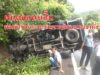 (มีคลิป)ฝนตกถนนลื่นพ่อเฒ่าขับกระบะชนเขาพลิกตะแคงสาหัส