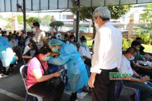 (มีคลิป)เทศบาลเมืองแพร่ให้บริการฉีดวัคซีนทางเลือก“ซิโนฟาร์ม”เข็มที่2ชุดสุดท้าย