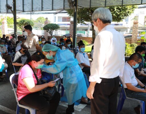 (มีคลิป)เทศบาลเมืองแพร่ให้บริการฉีดวัคซีนทางเลือก“ซิโนฟาร์ม”เข็มที่2ชุดสุดท้าย