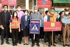 เทศบาลเมืองแพร่ ร่วมพิธีเปิดโครงการฝึกอบรมเยาวชนขับขี่ปลอดภัยเสริมสร้างวินัยจราจรและการป้องกันอุบัติภัยในโรงเรียน และกิจกรรมรณรงค์ “วันความปลอดภัยของผู้ใช้ถนน” จังหวัดแพร่