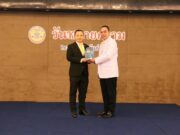 อุเทน สุขทั่วญาติ ประธานสภาทนายความจังหวัดแพร่ รับโล่ประกาศเกียรติคุณผู้มีผลงานดีเด่นช่วยเหลือประชาชนทางกฎหมาย