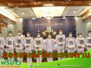 พิธีมอบแบบลายผ้าพระราชทาน “ผ้าลายดอกรักราชกัญญา”