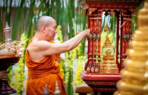 อัญเชิญพระบรมสารีริกธาตุพระธาตุช่อแฮให้ประชาชนได้สรงน้ำในช่วงเทศกาลสงกรานต์