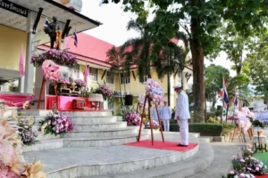 นายก อนุวัธ ร่วมพิธีวางพวงมาลาเบื้องหน้า พระบรมราชานุสาวรีย์ พระบาทสมเด็จพระจุลจอมเกล้าเจ้าอยู่หัว