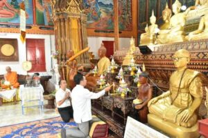 เทศบาลเมืองแพร่ จัดพิธีห่มผ้าพระธาตุ ณ วัดพงษ์สุนันท์