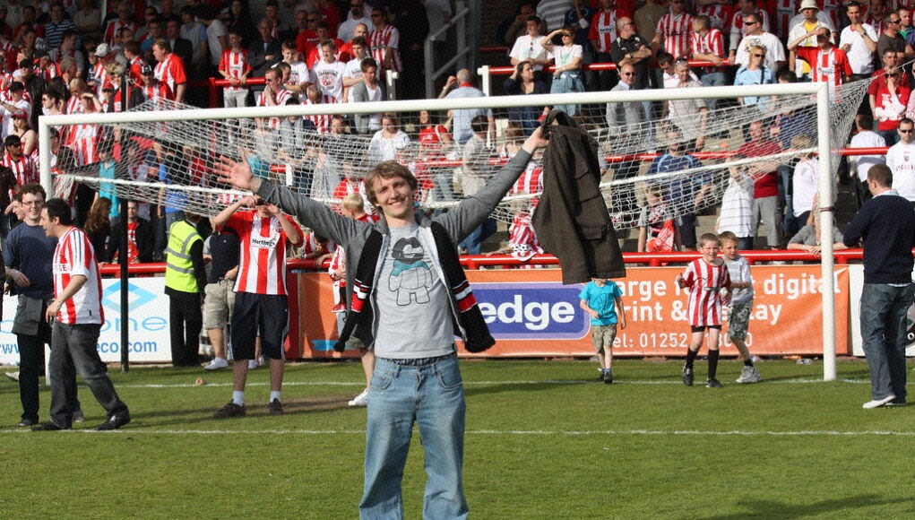 Griffin Park - May 2009 - Brentford Fan Celebrates in Front of the Ealing Road End นอร์เวย์ถล่มอิรัก 4-1 ประเดิมสามแต้มแรกฟุตบอลโลก 2026 ขณะที่ฝรั่งเศสอัดเซเนกัล 3-1
