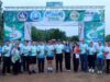 “Phrae Cross Country Run” คึกคัก นักวิ่งทั่วประเทศร่วมวิ่งกลางสายฝน สัมผัสเสน่ห์ถนนลอยฟ้าปูแจ ส่งเสริมท่องเที่ยววิถีใหม่ ใส่ใจสิ่งแวดล้อม กลุ่มคนยืนถ่ายภาพร่วมกันหน้าซุ้มประตูปล่อยตัวงานวิ่ง Phrae Cross Country Run