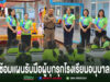 อบต.ร่องกาศ ซ้อมแผนรับมือผู้บุกรุกโรงเรียนอนุบาล บูรณาการตำรวจ-ครู เสริมความปลอดภัยให้นักเรียน ตำรวจและครูกำลังบรรยายให้ความรู้แก่เด็กนักเรียนอนุบาลที่นั่งฟังอยู่บนเก้าอี้และบนพื้นห้องเรียน