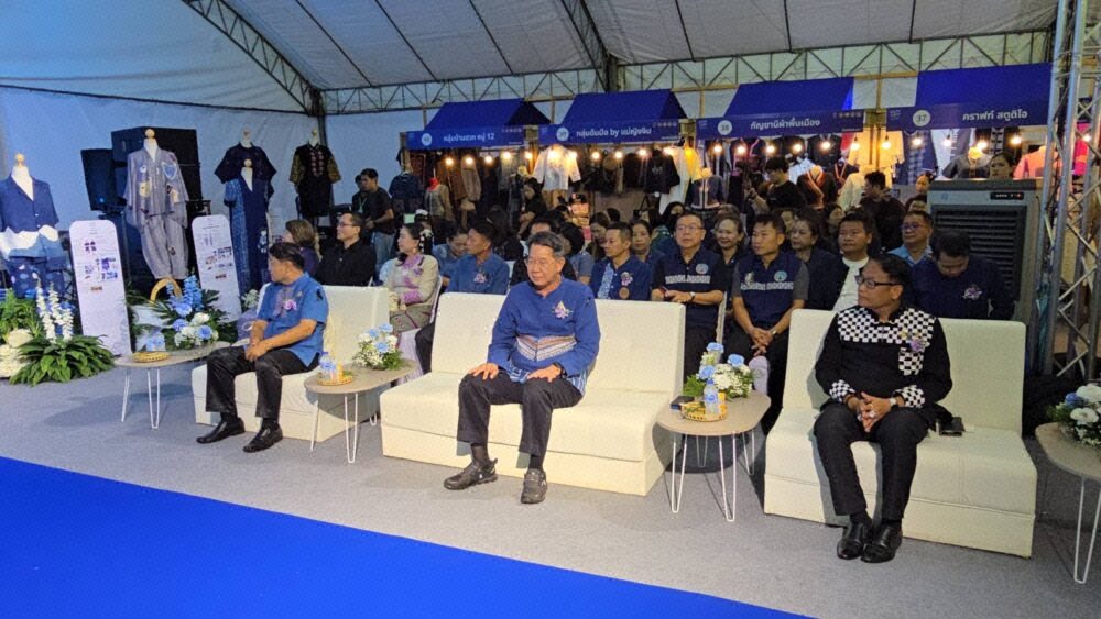 ผู้บริหารและผู้เข้าร่วมงานนั่งบนโซฟาในงานแสดงสินค้าผ้าทอพื้นเมือง บรรยากาศในเต็นท์จัดงานขนาดใหญ่